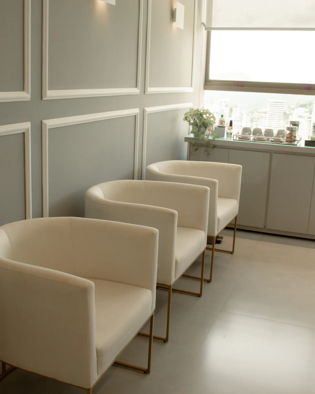 Sala de espera da Skin House, com poltronas claras e luz natural